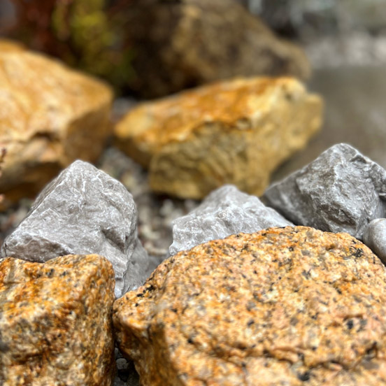 オレンジ（錆・風化花崗岩石）