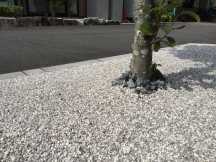 門塀そばにある花壇の化粧砂利