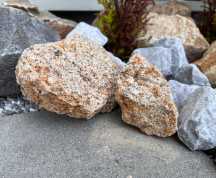 オレンジ（錆・風化花崗岩石）