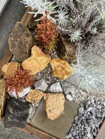 オレンジ（錆・風化花崗岩石）使用例