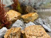 オレンジ（錆・風化花崗岩石）使用例