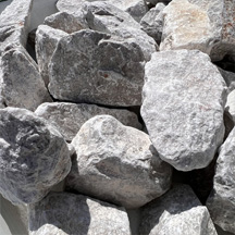 割栗石：ホワイトグレイ（石灰岩）