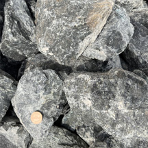 割栗石：グレイ（錆灰色・金峰砂岩）