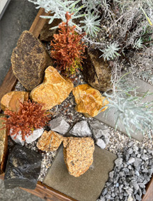 割栗石：オレンジ（錆・風化花崗岩石）