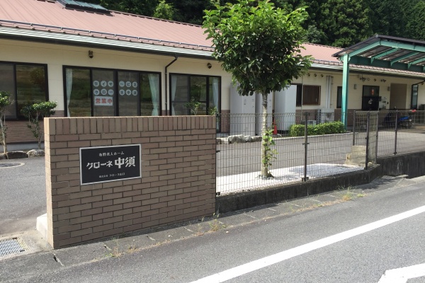 花壇に敷かれた「山砂利」