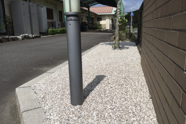 ホワイトとグレーのグラデ―ションで程よい感じの色見の「山砂利」