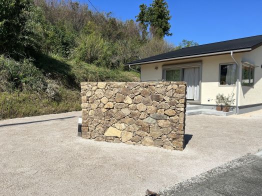 野面積みの「石積み門柱」です!イエローブラウンの栗石