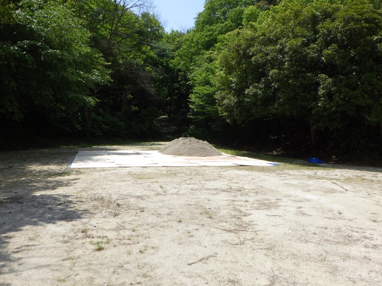 「山砂2mm」10tンプ（7m³）荷下ろし風景。