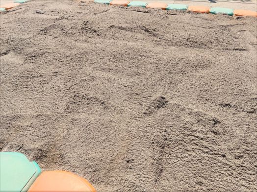 砂場の砂 補充いたしました