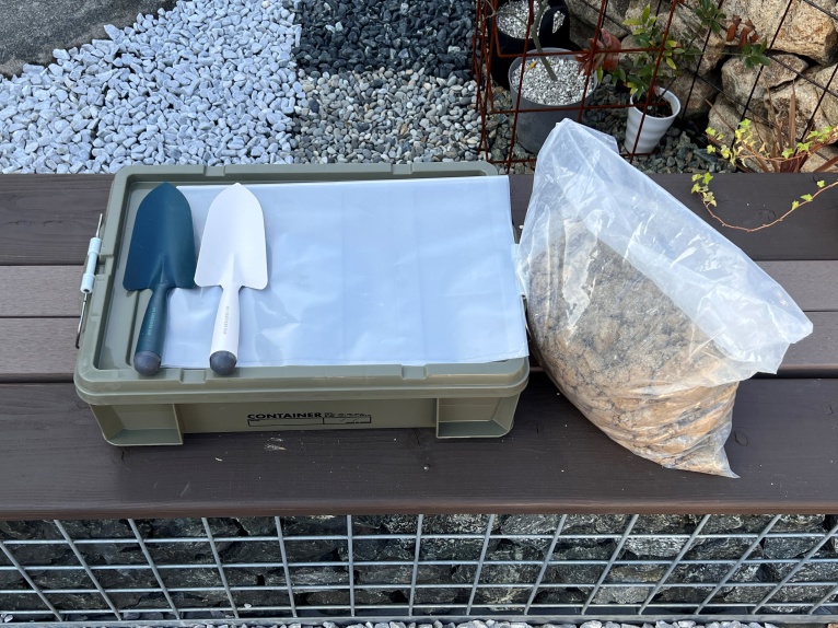 コンテナボックス(ラッチ付き)付きなのでお片付けもできてお庭も汚れません。スコップは付属しておりません。