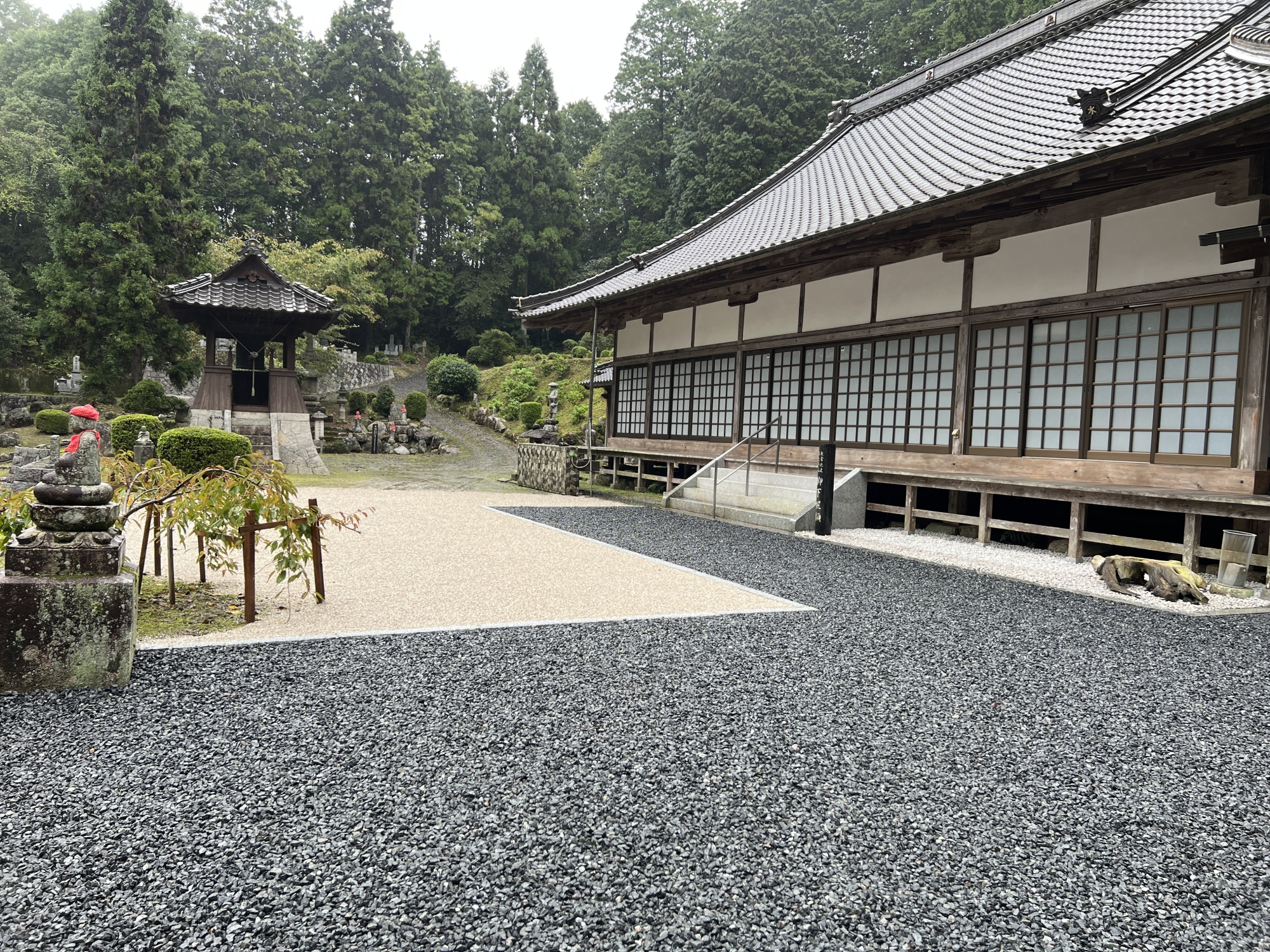 太陽寺境内　青砕石20mmと白山砂利
